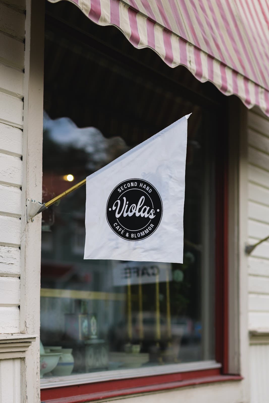 Violas second hand, café och blommor