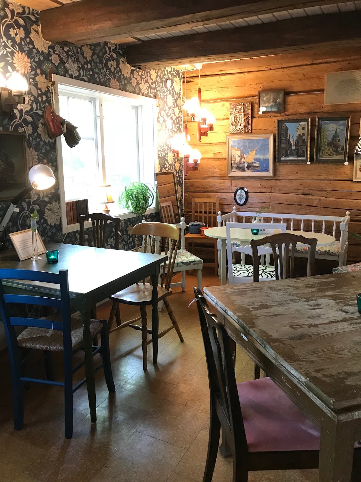Våffelmakeriet & Second Hand
